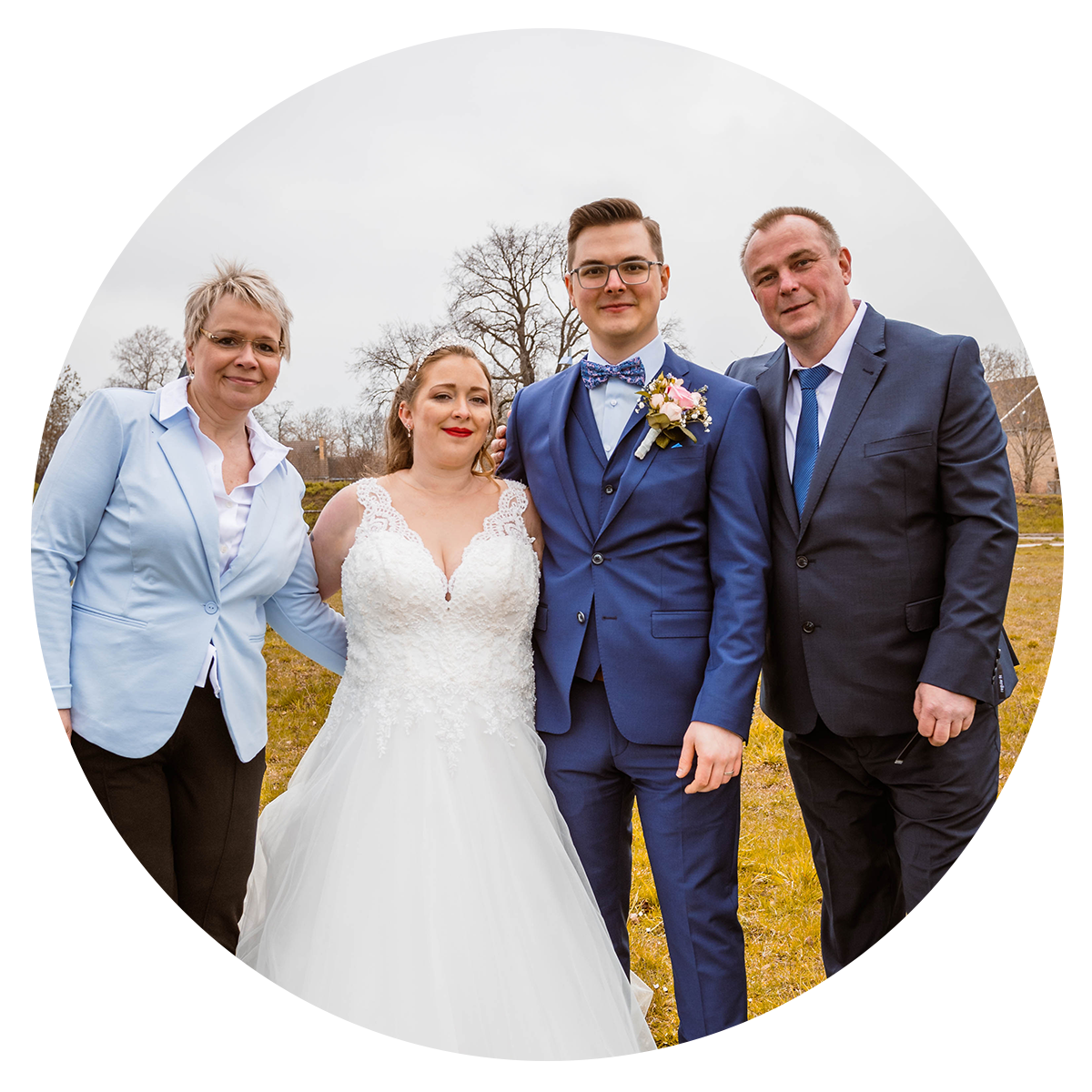 Hochzeitsfoto mit Familie – Brautpaar mit Eltern im Freien, klassisches Familienportrait nach der standesamtlichen Trauung