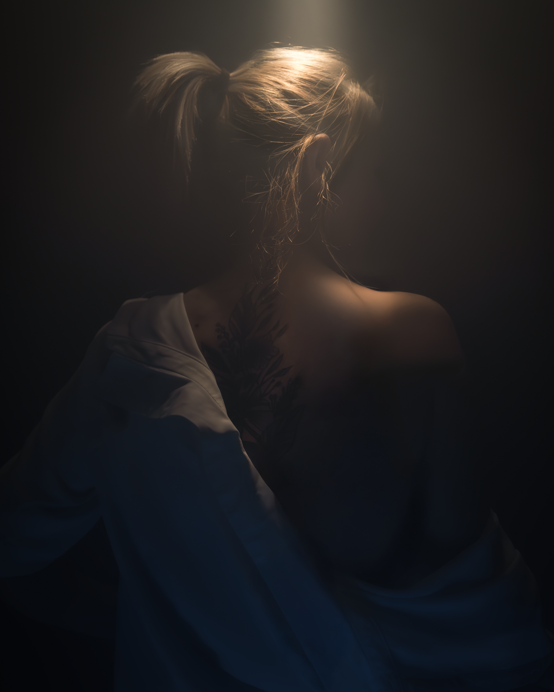 Atmosphärisches Rauchportrait einer Frau im warmen Gegenlicht