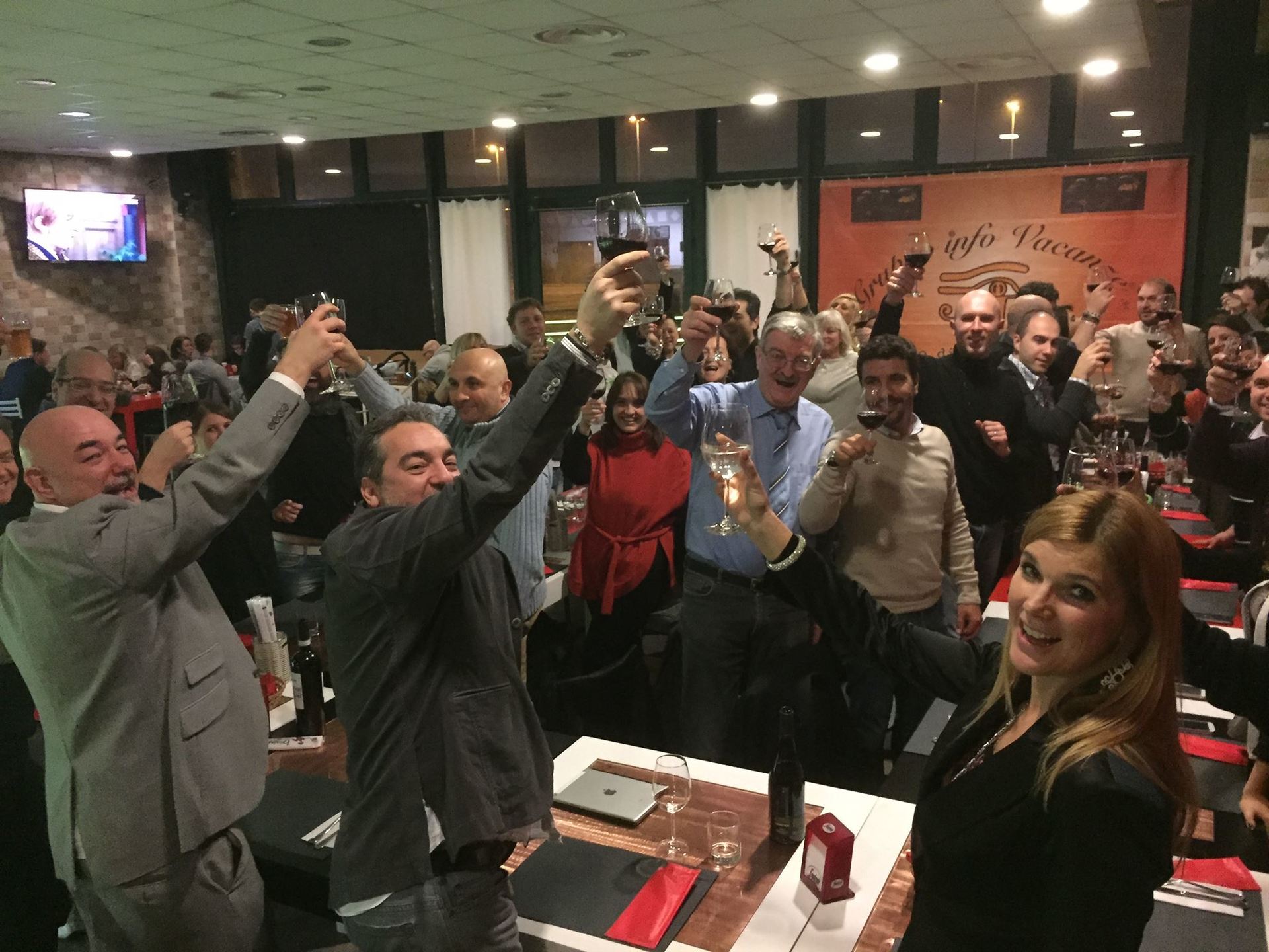 Agenti di viaggio del network Infovacanze che brindano