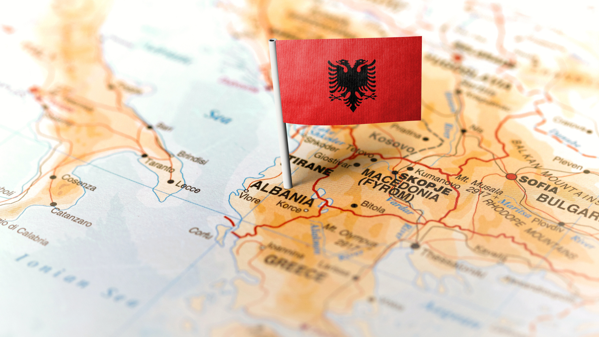 mappa albania con bandiera