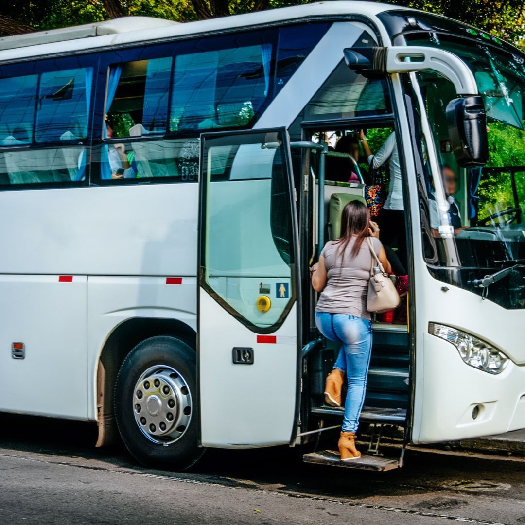 Donna che sale su un pullman gt