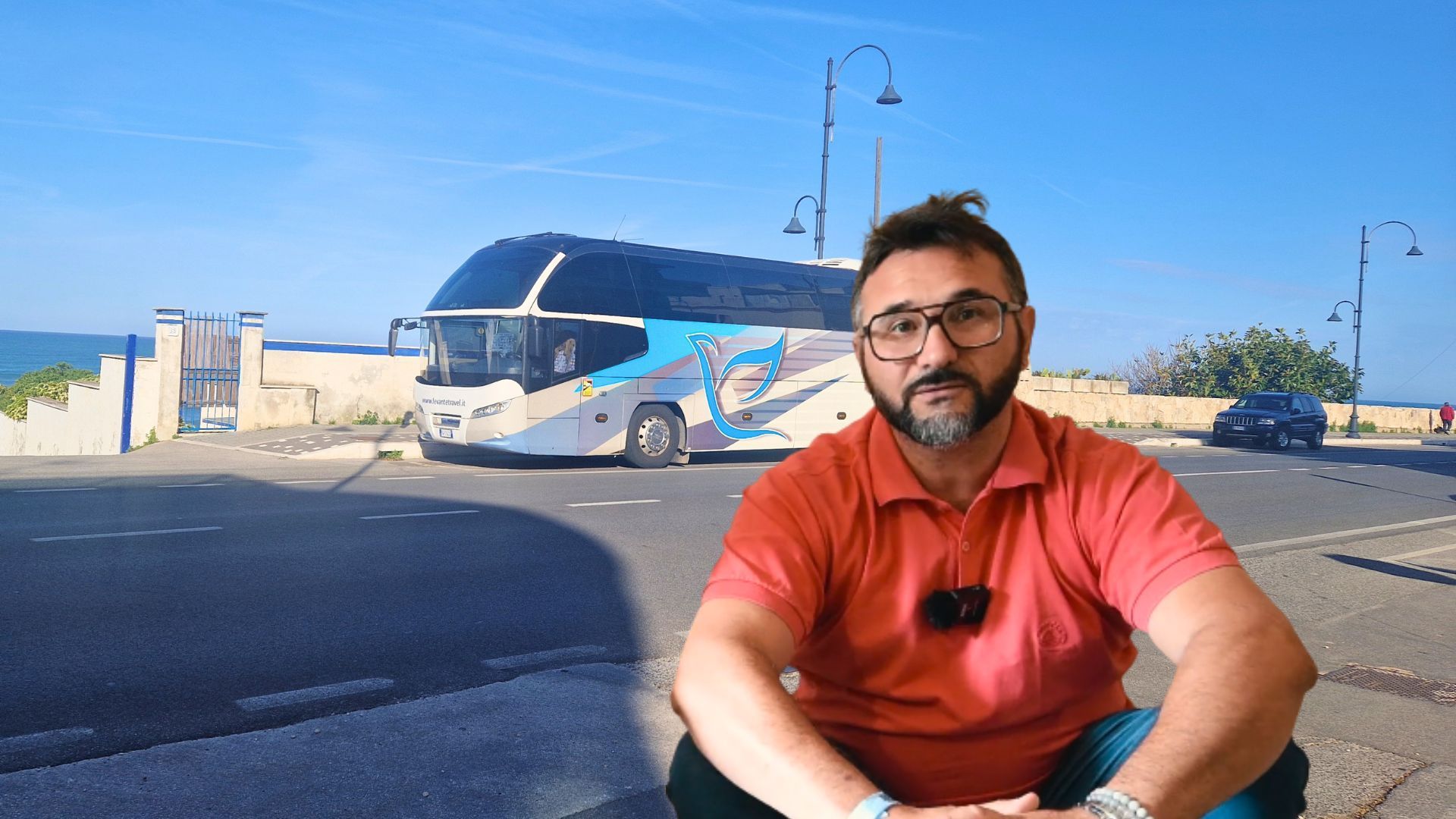 Francesco Gentile con un bus di Levante Travel