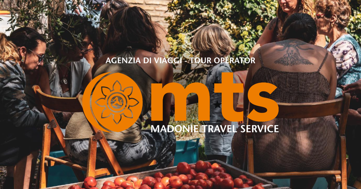 persone durante un tour in sicilia con logo mts