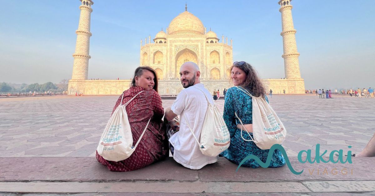Gruppo di viaggiatori Makai Viaggi di fronte al Taj Mahal