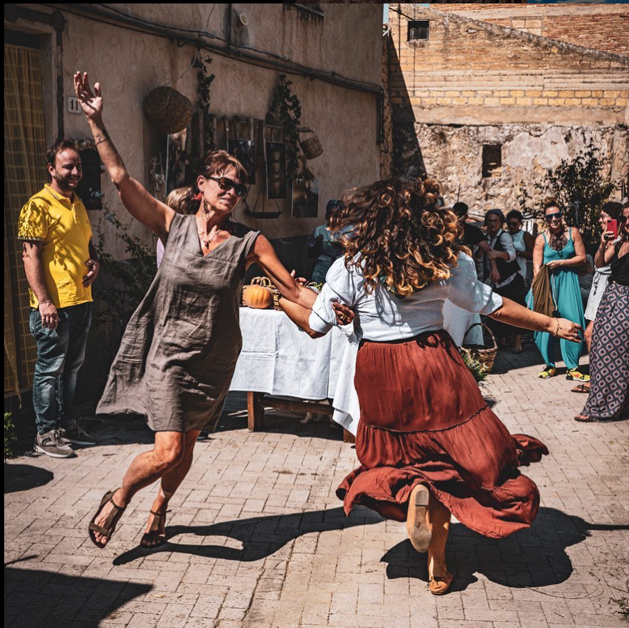 donne che ballano in piazza in Sicilia