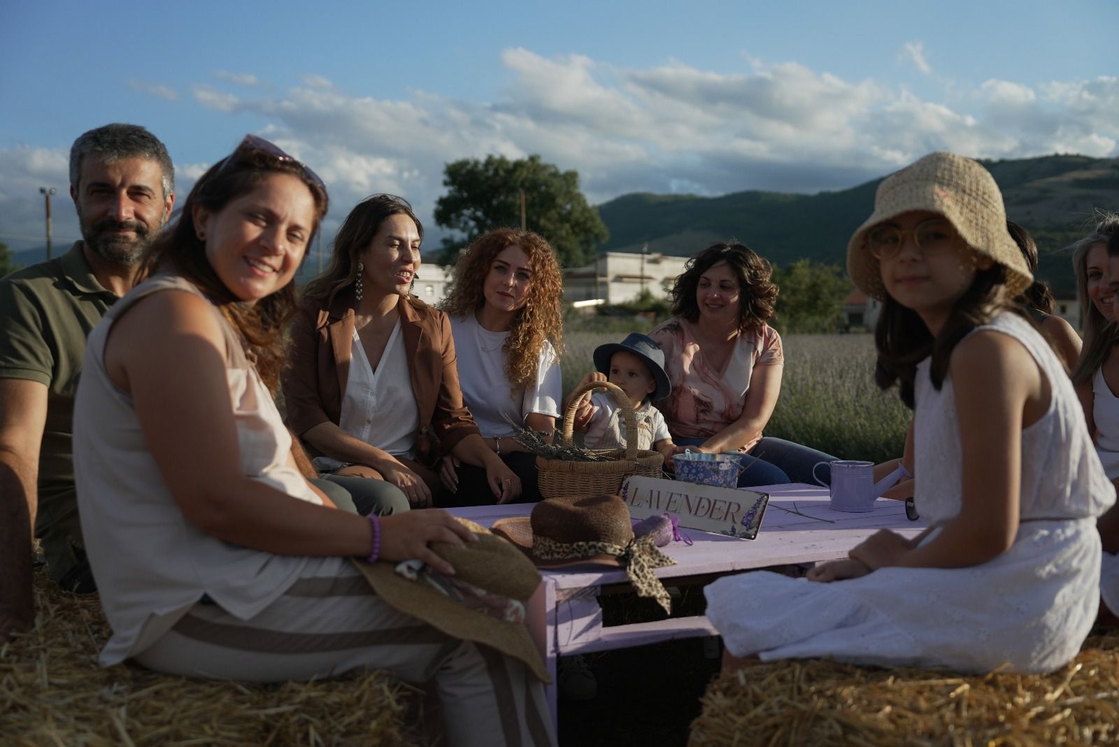 gruppo di persone con bambini in un campo di lavanda