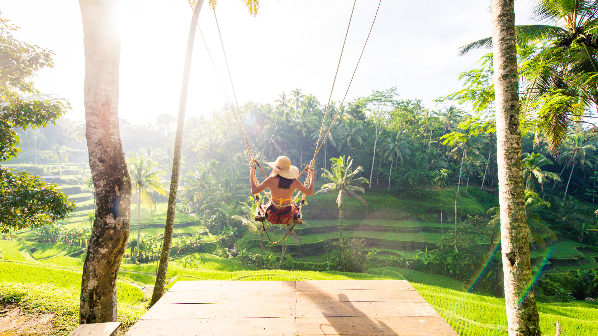 donna in altalena a Bali Indonesia