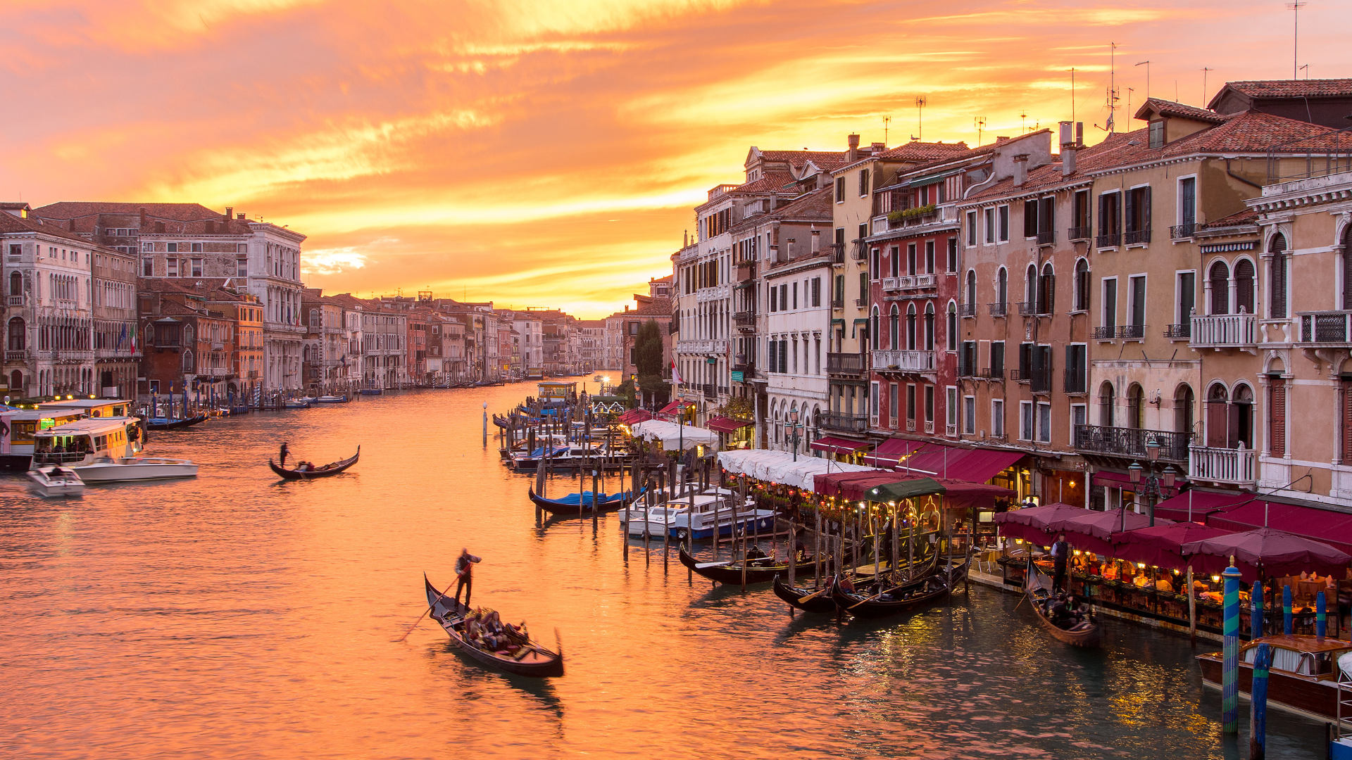Gondola sul canal grande a Venezia al tramonto