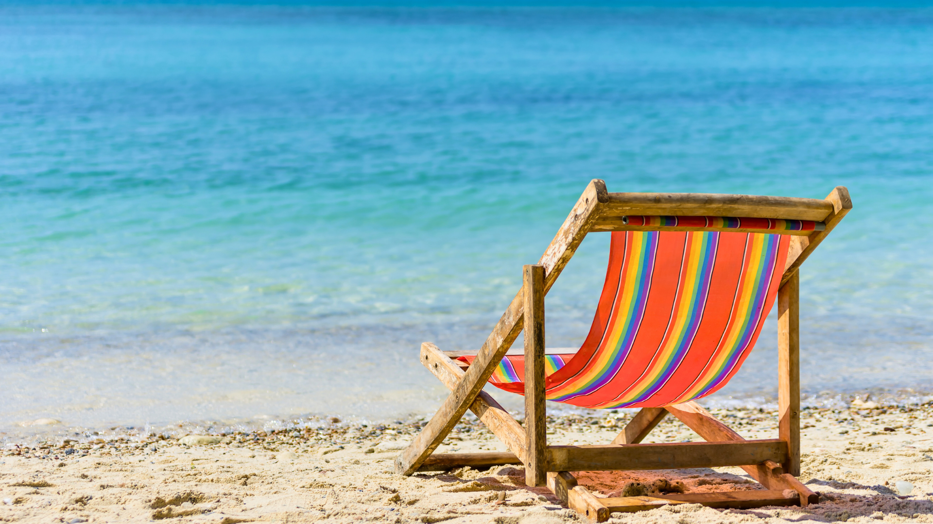 sdraio su spiaggia vuota italia estate 2025