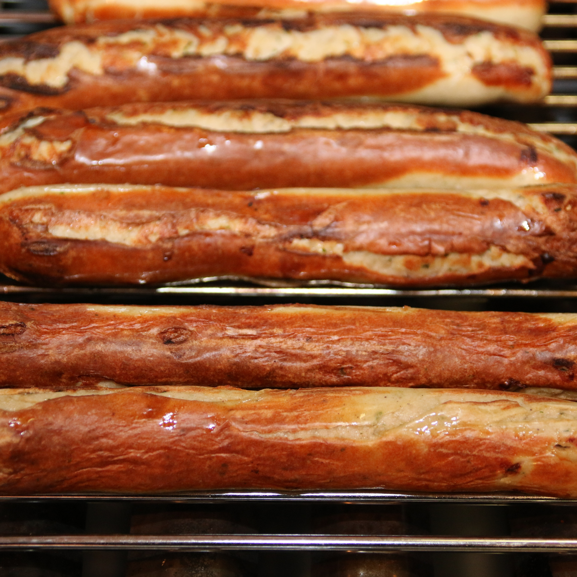 Bratwürstchen auf einem Grill