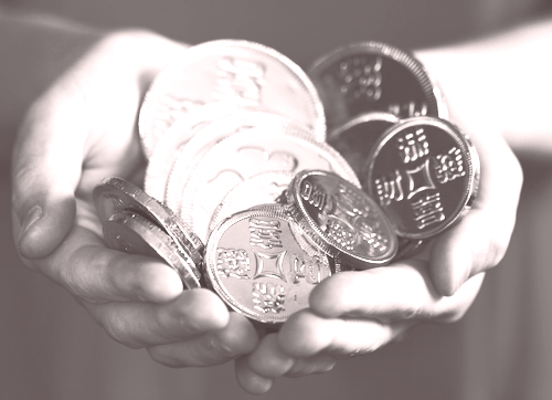 Hände, die Münzen halten Hände, die Münzen halten