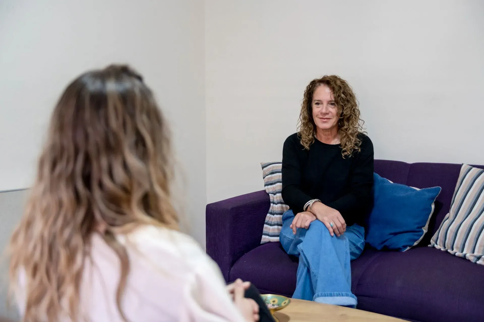 Klient und Therapeutin im Gespräch Klient und Therapeutin mit Sprechblasen