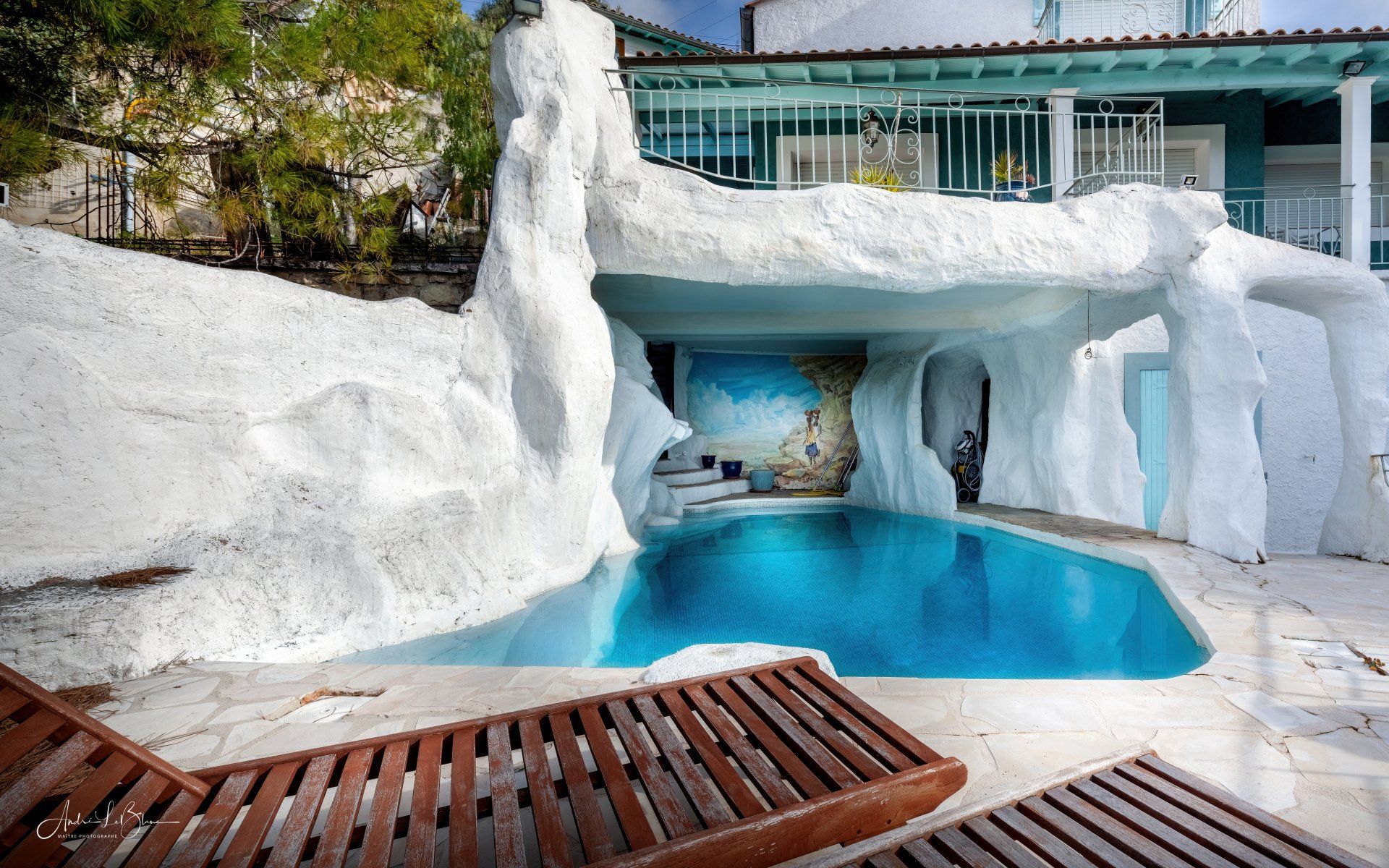 © André LeBlanc, Extérieur avec une piscine d'une villa à vendre pour Home on Riviera à Nice