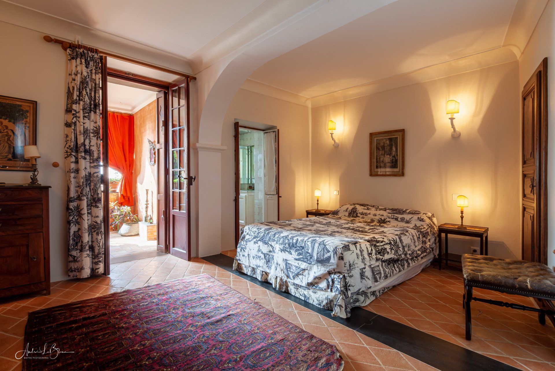 © André LeBlanc, Chambre de luxe à l'Aumonerie à la vieille ville de Rocquebrune-Cap-Martin