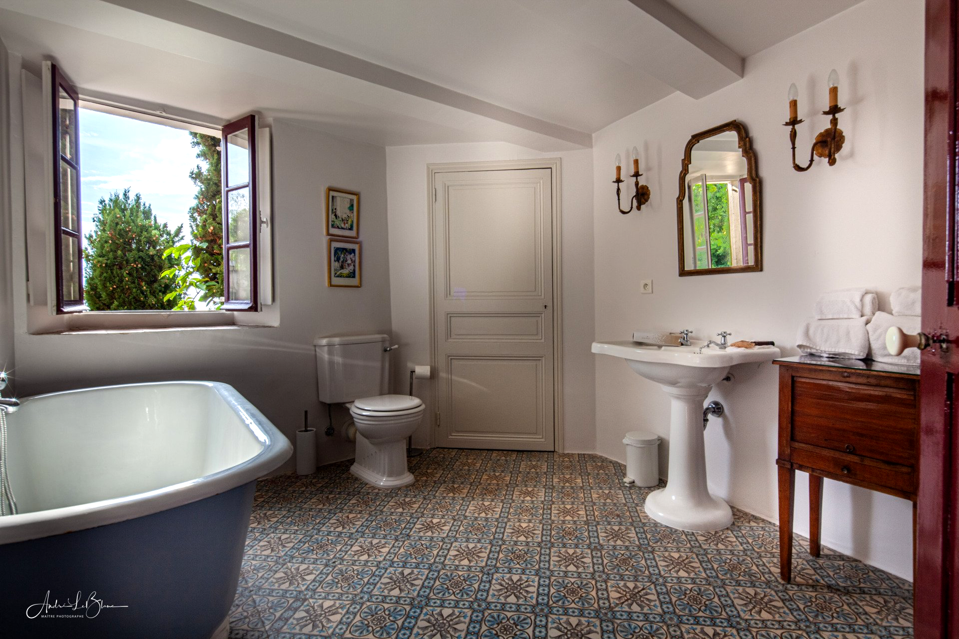 © André LeBlanc, Salle de bain à l'Aumonerie à la vieille ville de Rocquebrune-Cap-Martin