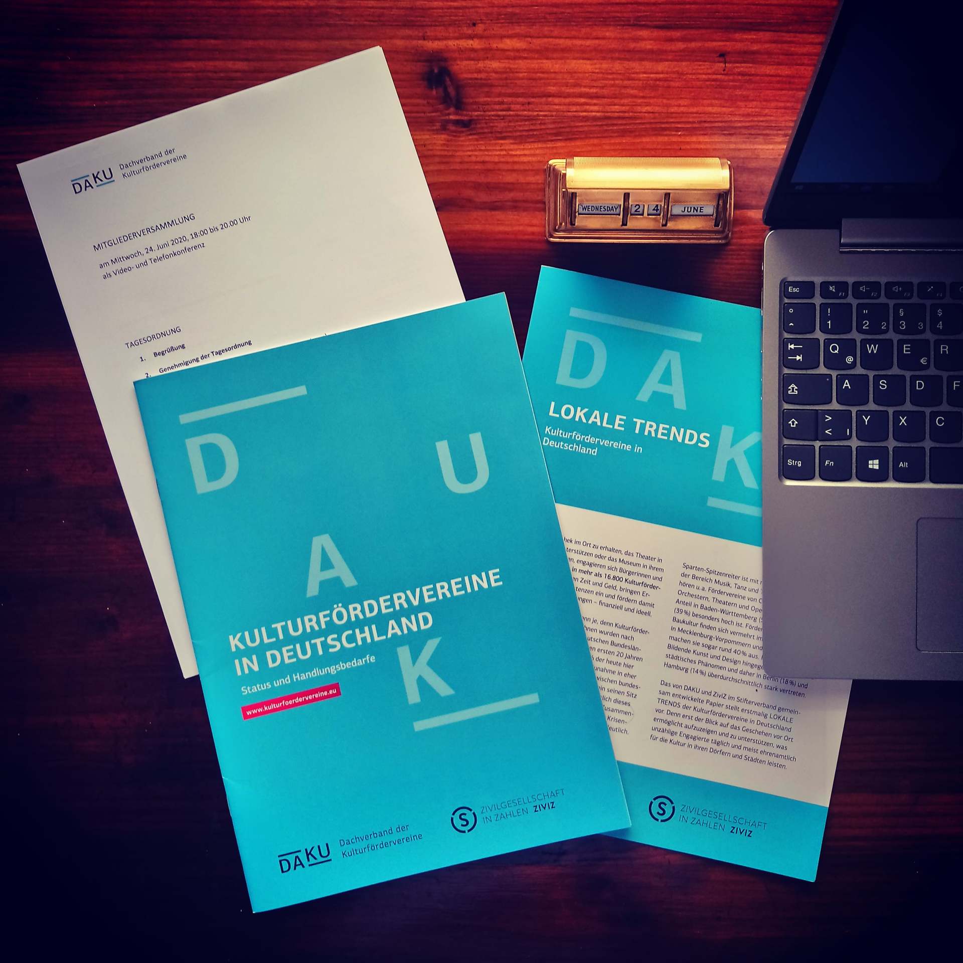 Gut vorbereitet für die Online-Sitzung. Bild: K. Hörster, Gießen.