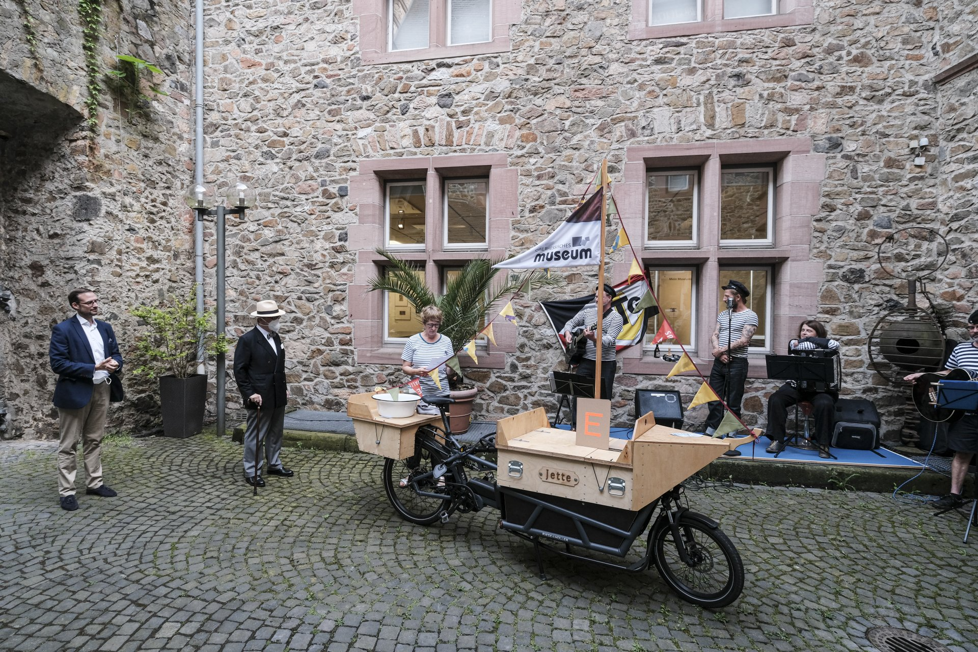 Taufzeremonie im Schlosshof mit Kay-H. Hörster, Dr. Andreas Ay und Inke Günther (v.l.). Foto: Jörg Wagner/Gießen