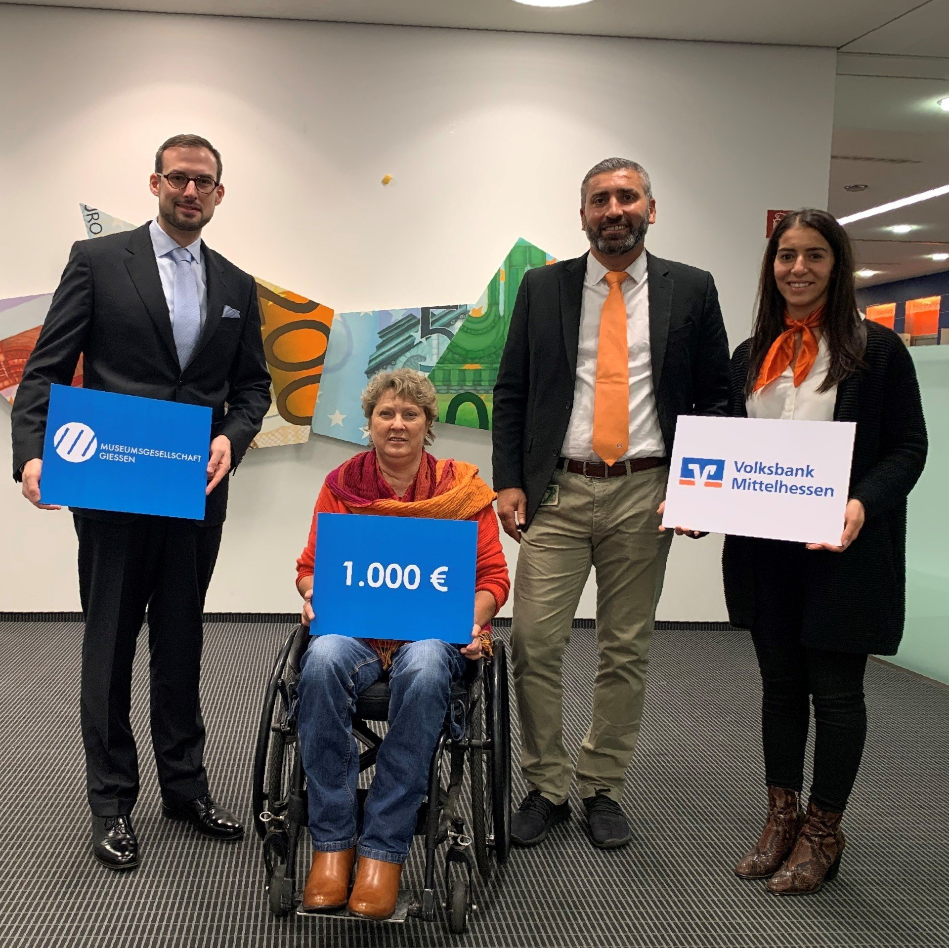 V. l. Kay-H. Hörster und Annette Mag sowie Abbas Kaplan und Rebeca Schilder von der Volksbank Mittelhessen. Foto: Volksbank Mittelhessen.