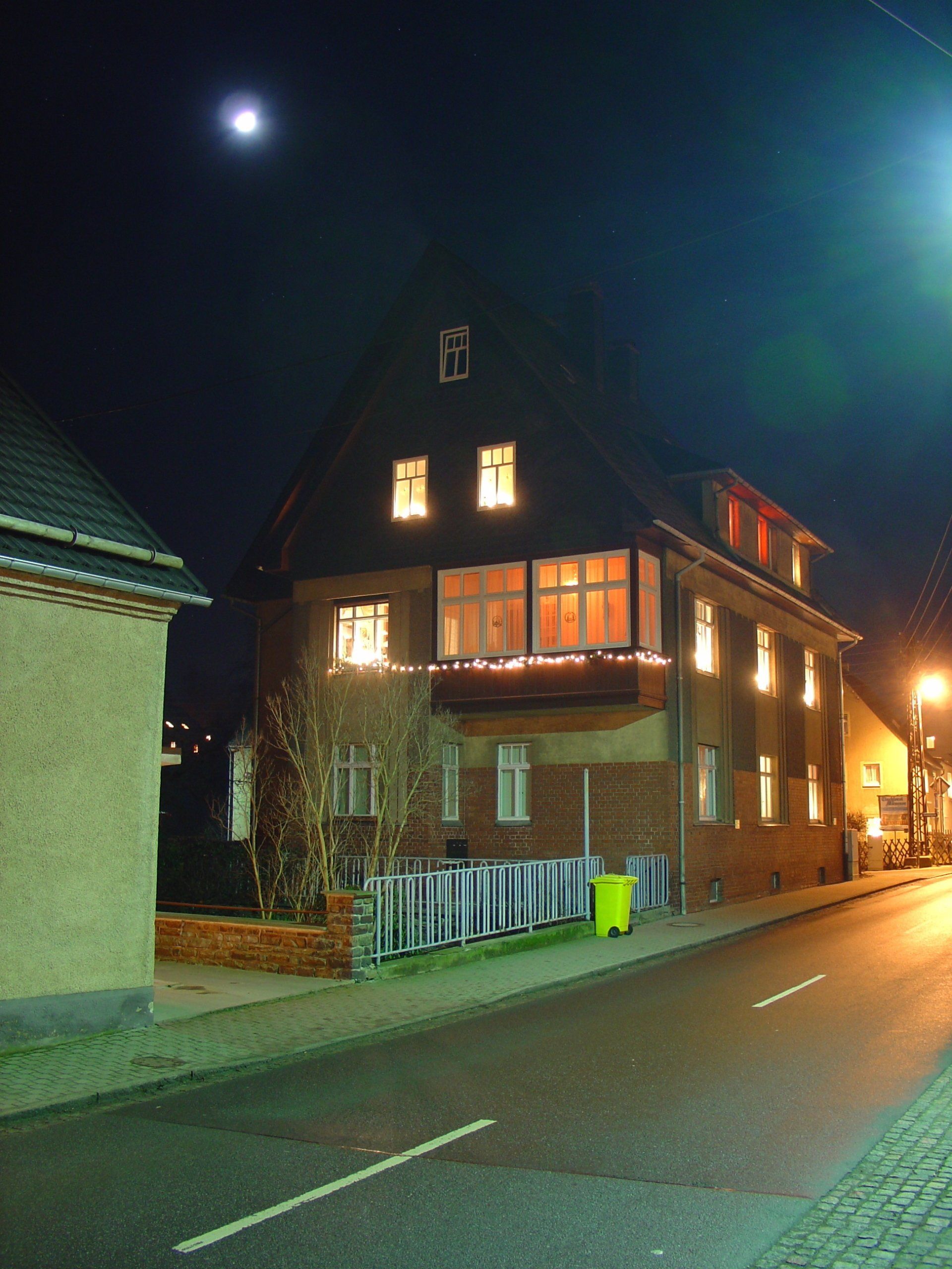 Hausansicht von Osten mit Weihnachtsbeleuchtung