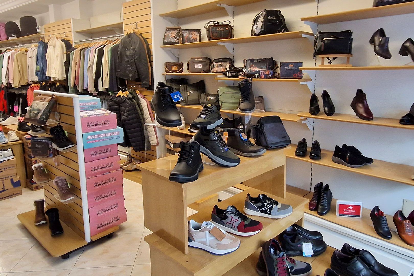 BM Esport i Sabates - Zapatería y tienda local en Porreres Zapatos BM Porreres tienda local de zapatos, deportivas, complementos, ropa, artículos deportivos, accesorios deportivos para mujer, accesorios deportivos para hombre y mucho mas