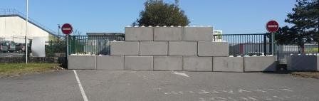 protection du portail Les blocs sont à l'intérieur du site bloc béton devant le portail d'entrée d'un site vacant a louer