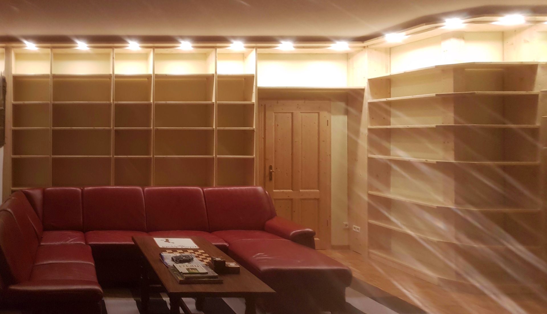 dimmbare LED-Beleuchtung in der Regalwand