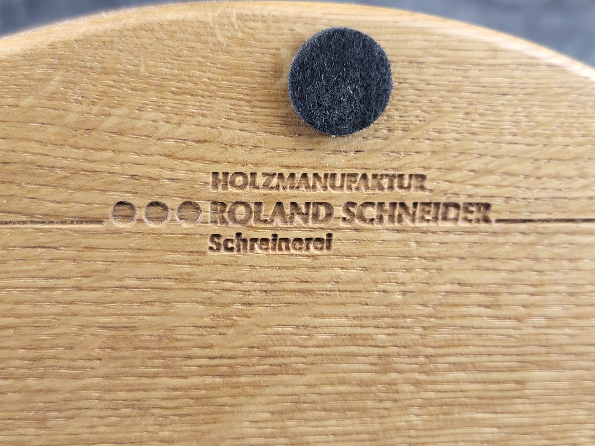 Logo Holzmanufaktur eingefräst in Eiche
