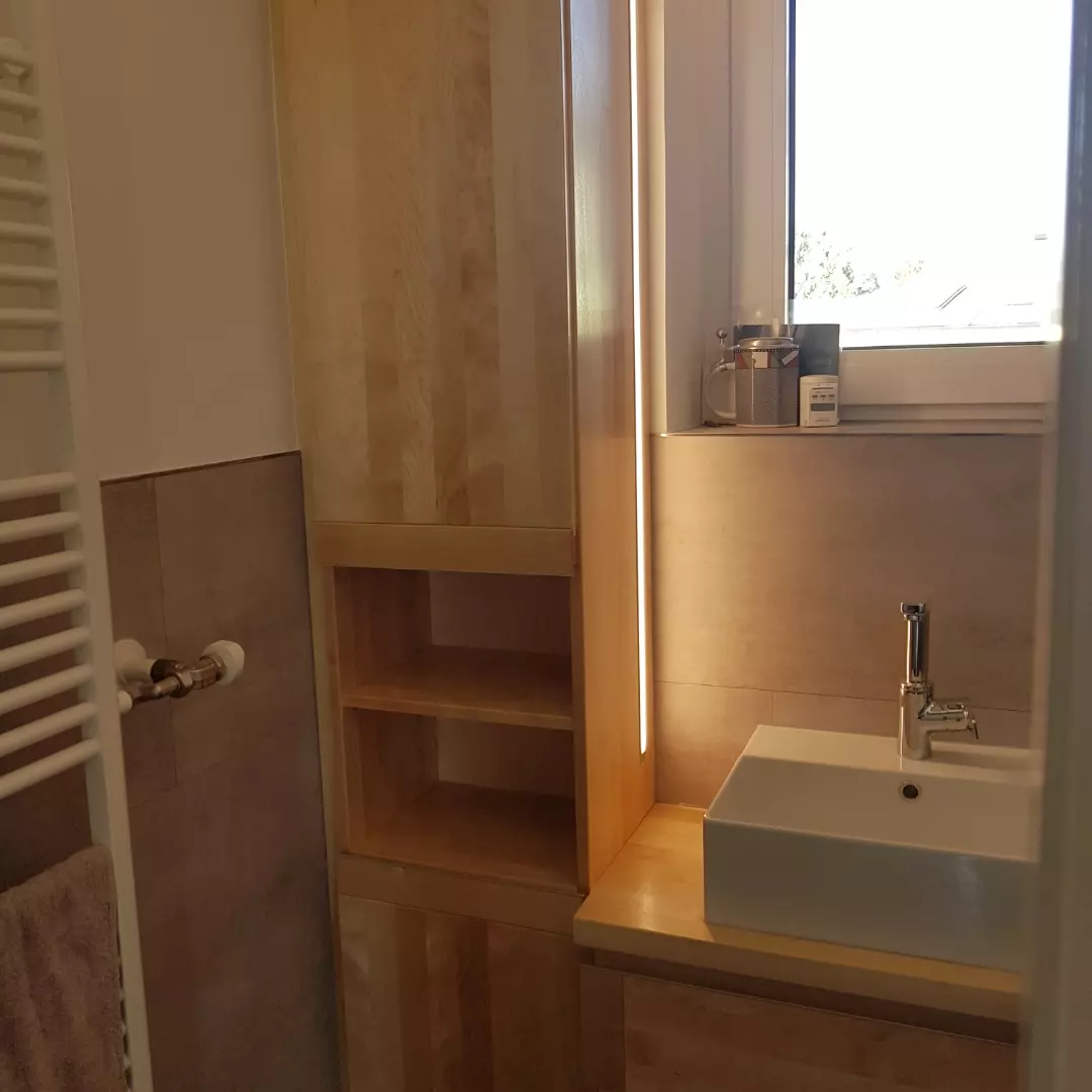 Badeinrichtung in Birke Massivholz
Beleuchtung