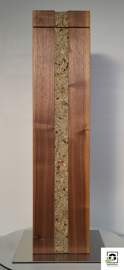 Pferdeurne Stele in Nussbaum mit Bergwiesenheustreifen