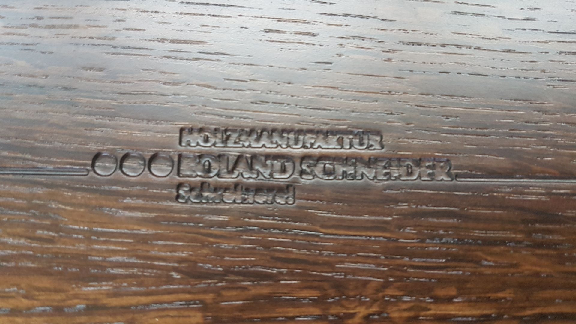 Logo Holzmanufaktur eingefräst