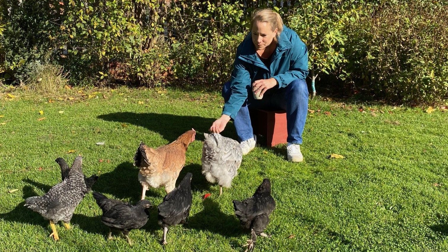 Katharina füttert Hühner. Foto: privat Katharina füttert Hühner. Foto: privat