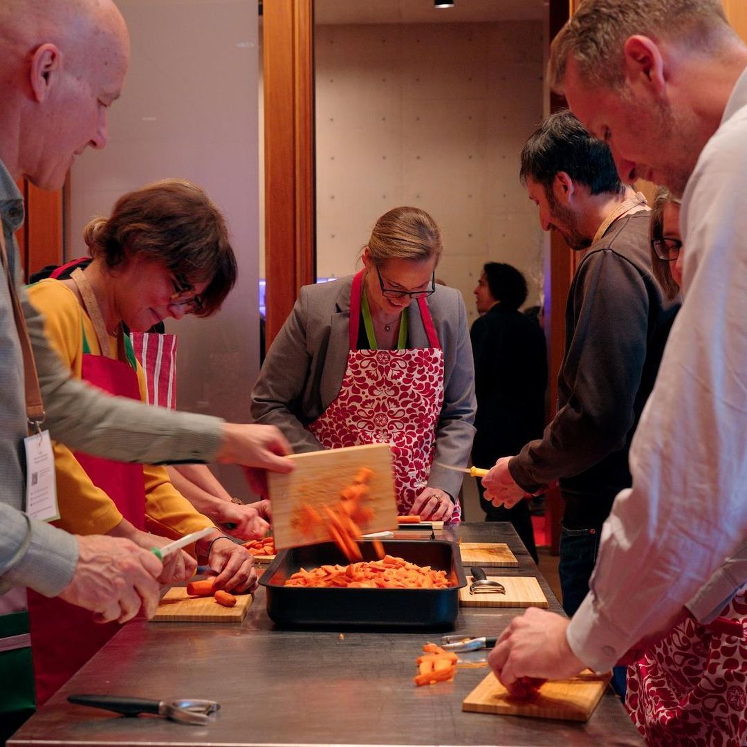 CEO-Schnippeldisko beim Sustainable Economy Summit 2023, Foto: Screenshot Aftermovie/ Kamera & Schnitt: www.martinscharke.com