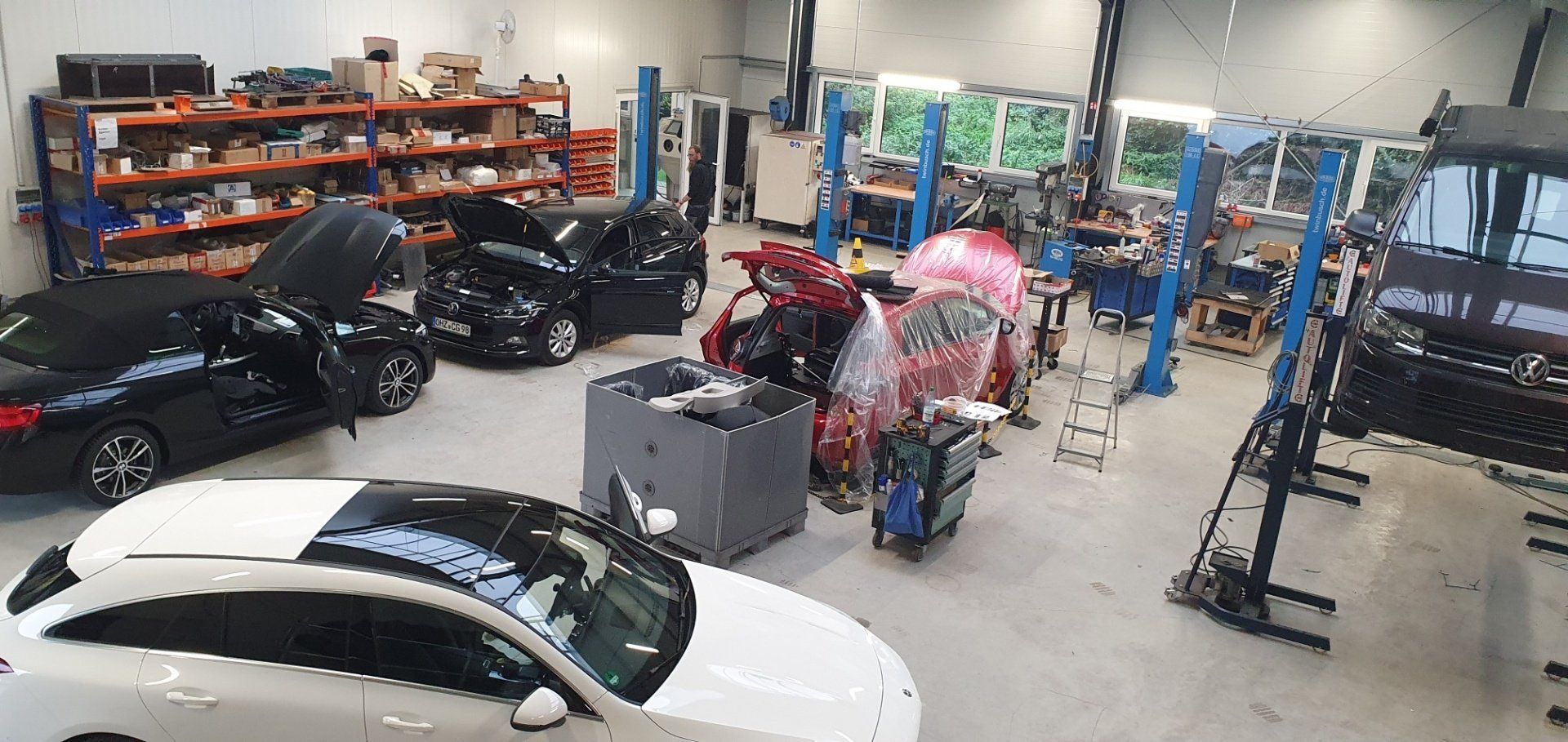 Blick in unsere grosse Werkstatthalle in 28816 Stuhr Fahrzeugumbauten für Behinderte Menschen ASP Stuhr