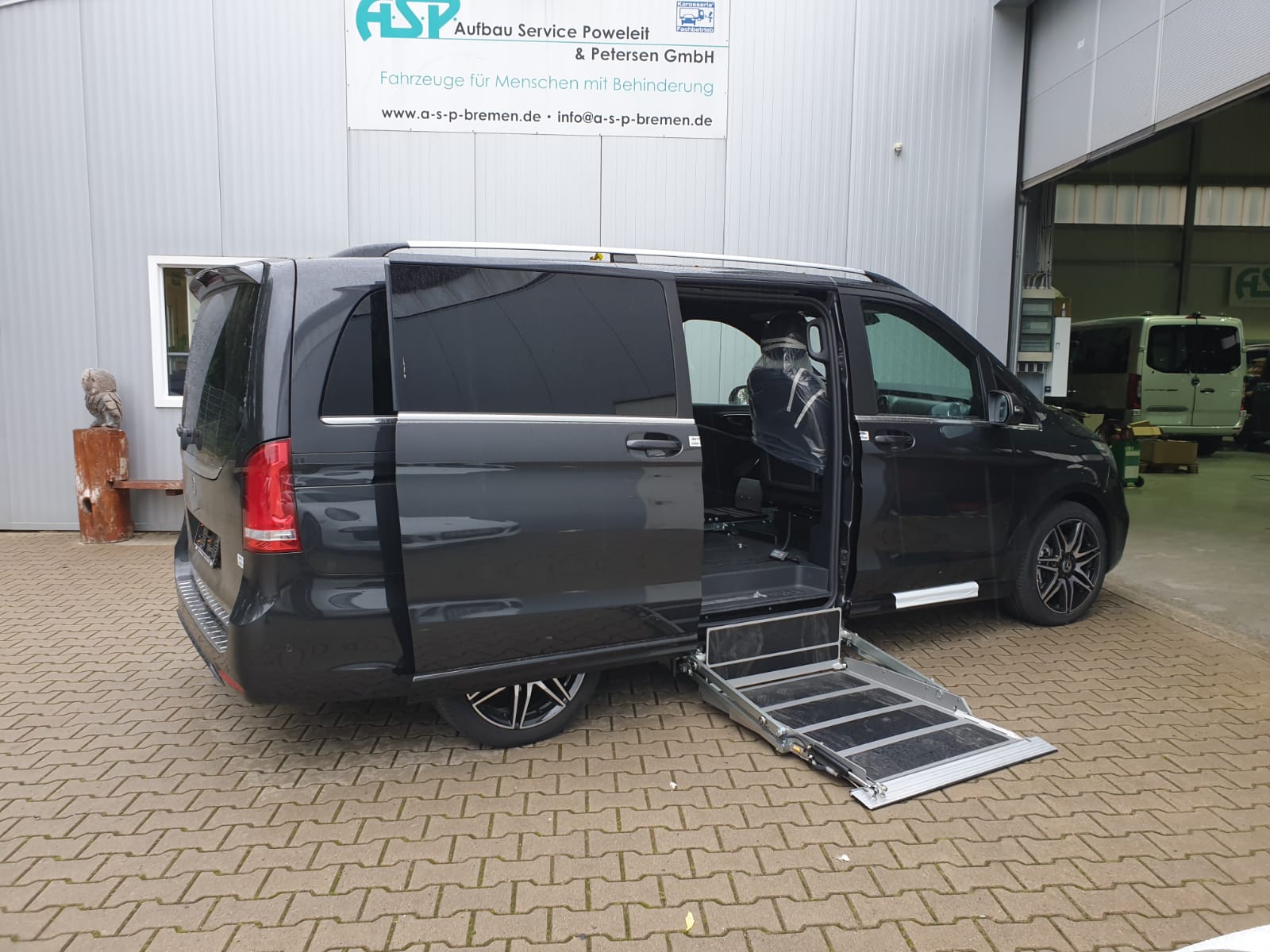 V-Klasse mit AMF K90 Kassettenlift seitlich