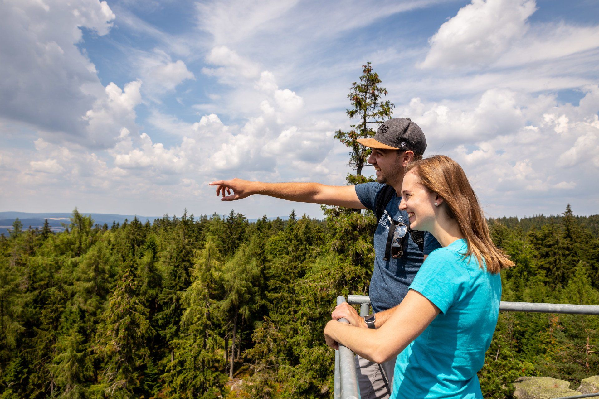 Waldhistorischer Lehrpfad im südlichen Steinwald zum Waldhaus, Saubadfelsen, Zipfeltannenfelsen bzw. Steinwald-Sphinx und Rotwildgehege zu Hirsch Max.