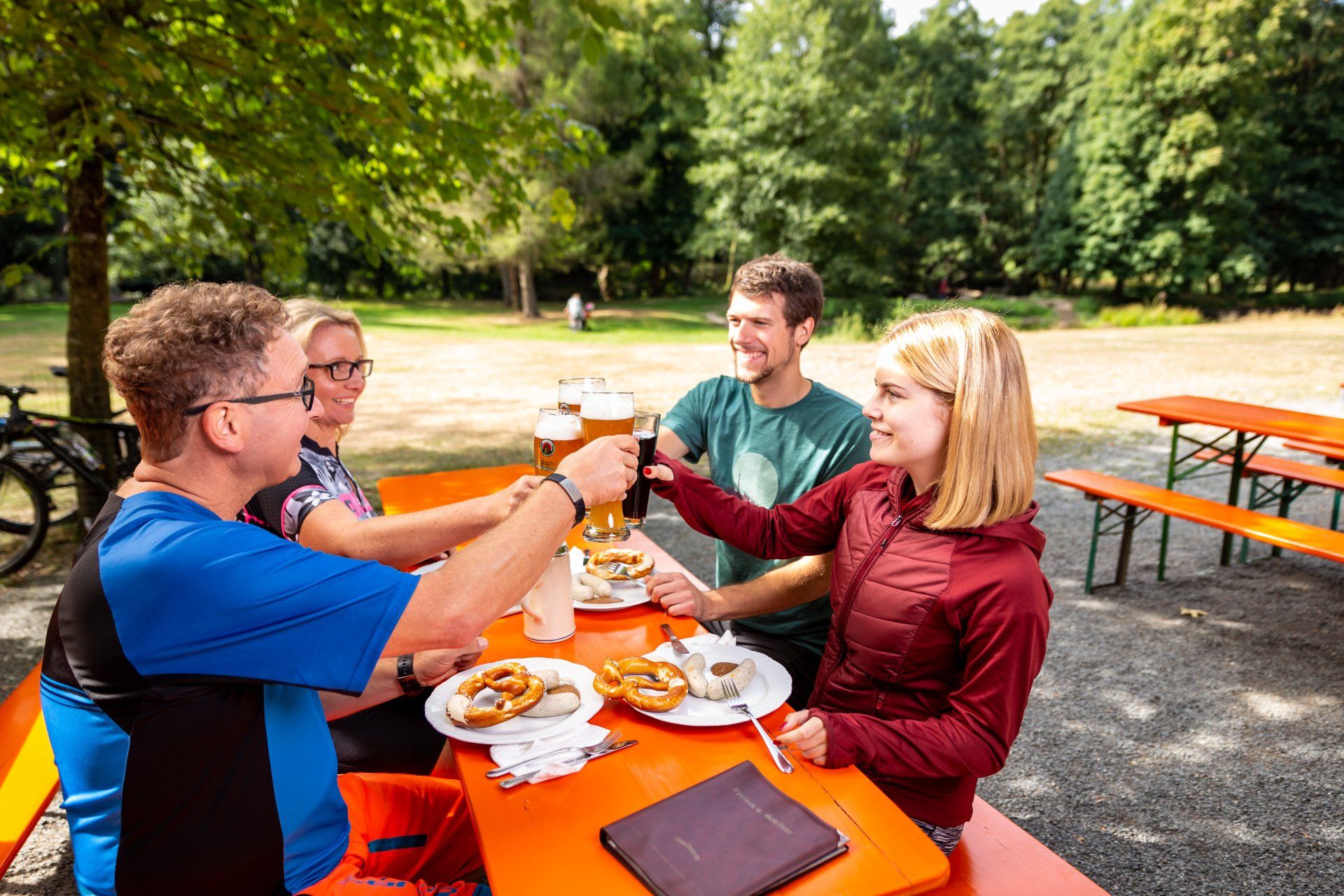 Einkehrmöglichkeit im Lokal Blockhütte mit Biergarten im Naturschutzgebiet Waldnaabtal im Oberpfälzer Wald nähe Naturpark Steinwald