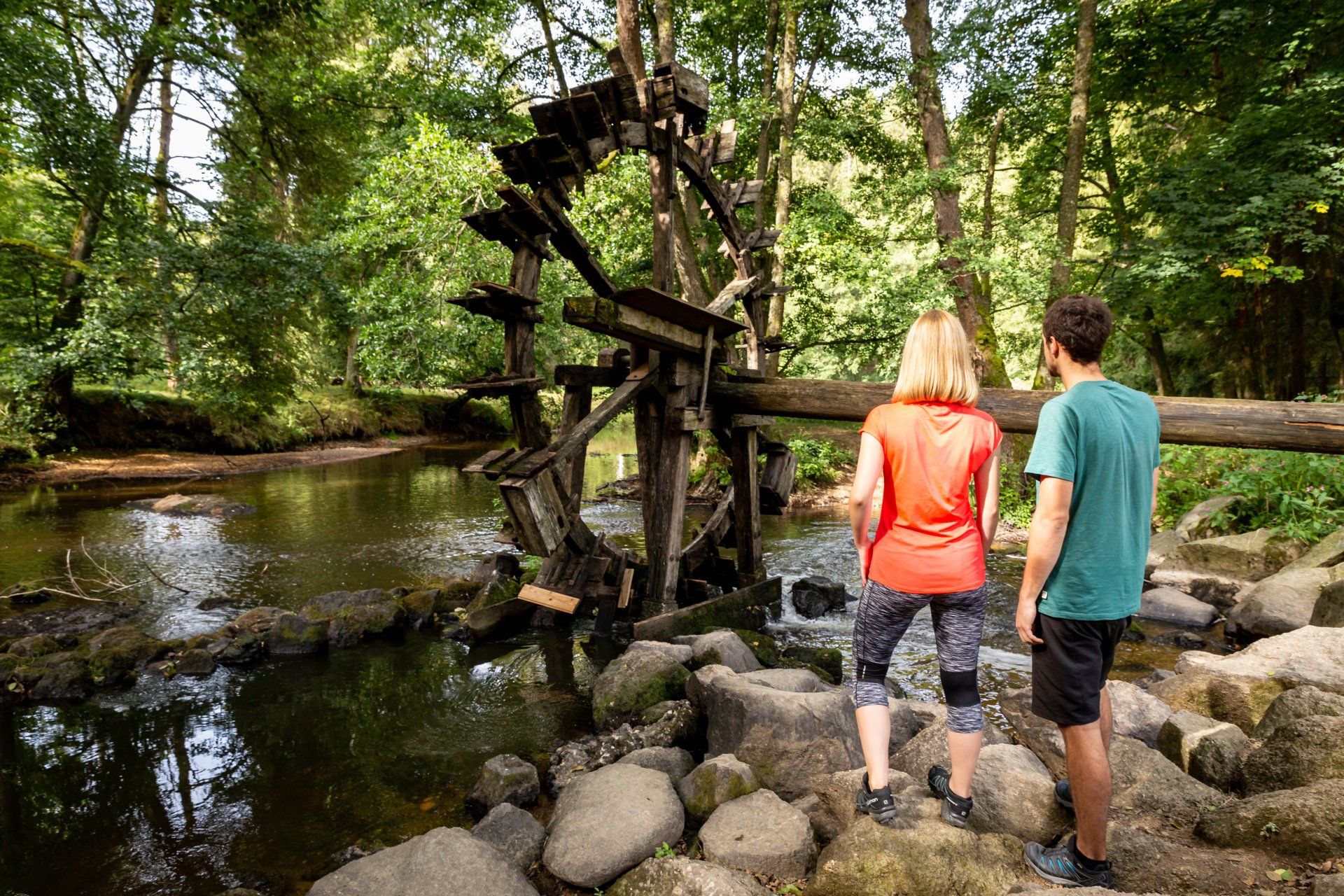Wasserrad in der Waldnaab an der Einkehrmöglichkeit im Lokal Blockhütte mit Biergarten im Naturschutzgebiet Waldnaabtal im Oberpfälzer Wald nähe Naturpark Steinwald