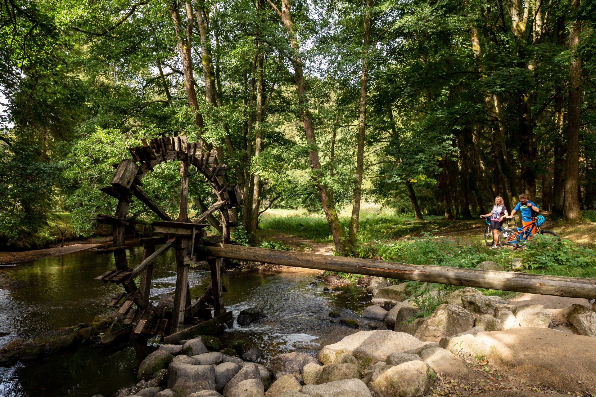 Waldnaabtal Radweg, Naturschutzgebiet im Oberpfälzer Wald und Steinwald, Radfahren durch das Waldnaabtal, Blockhütte Wasserrad