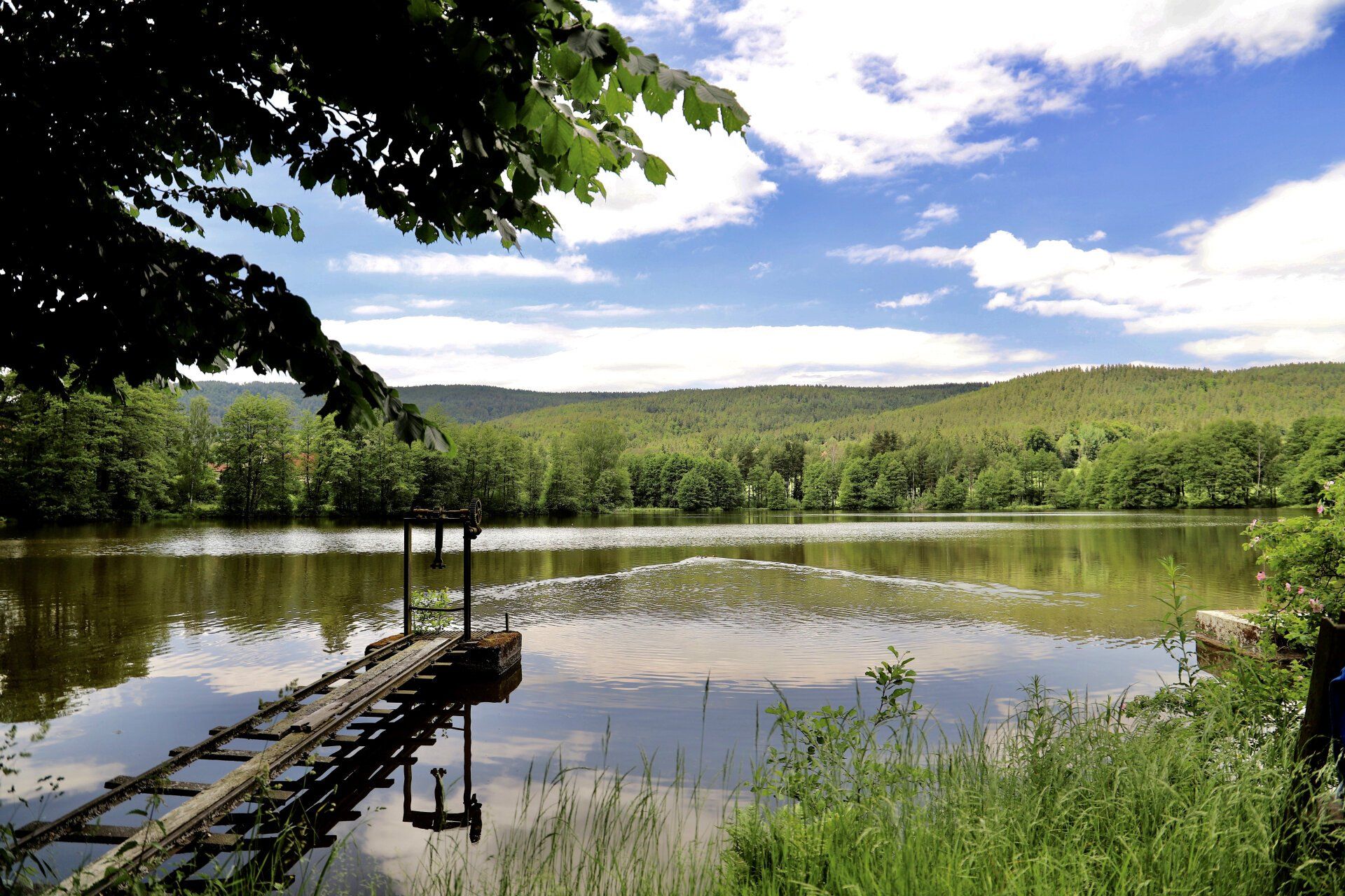 Der Klima-Terrain-Weg führt Wanderer zur schönen Landschaft am Rande des Steinwalds bei Friedenfels, unter anderem den Frauenreuther Weiher oder zur Grenzmühle.