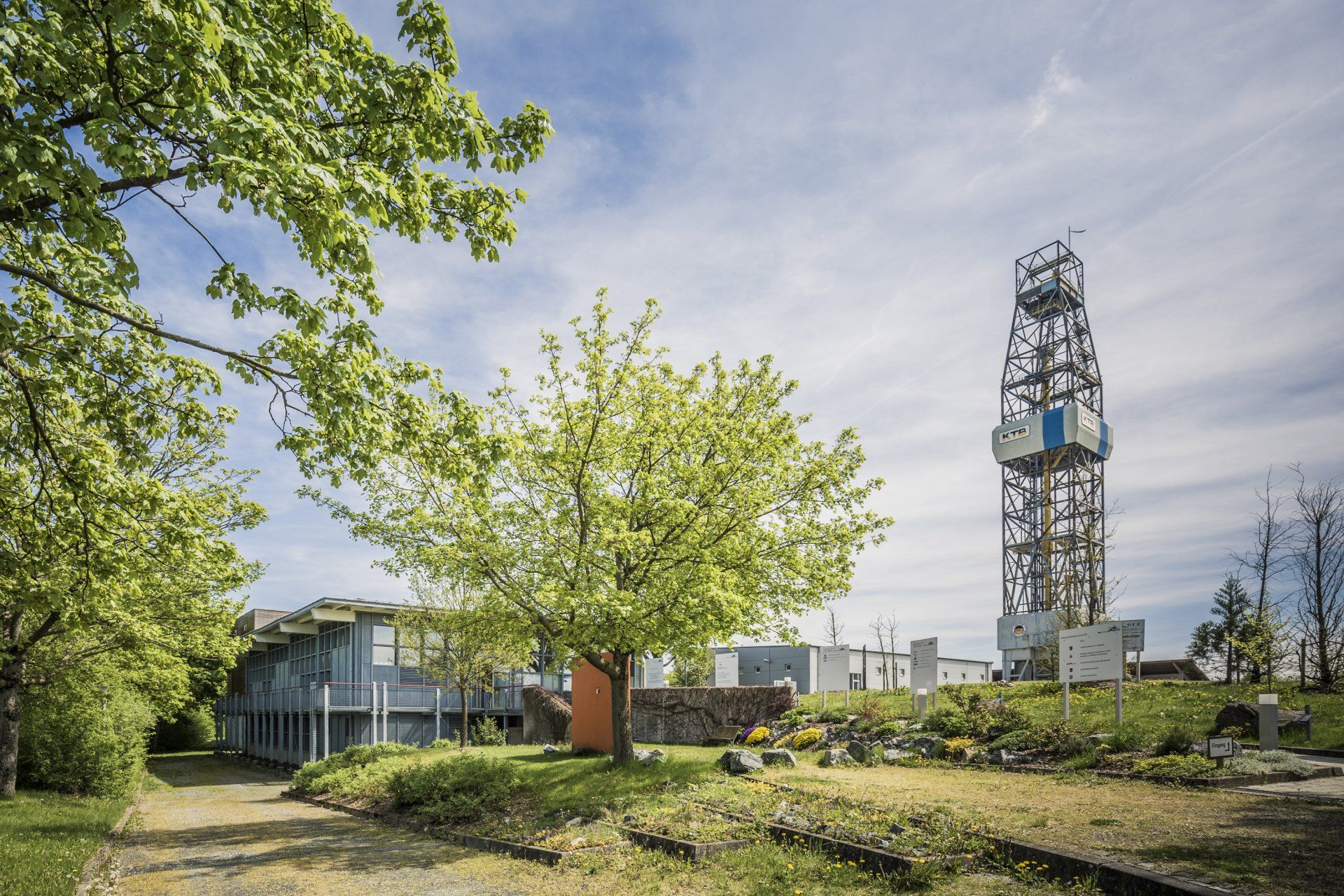 Das GEO-Zentrum an der Kontinentalen Tiefbohrung Windischeschenbach ist aktuell das tiefste Loch der Welt. Es befindet sich im Naturpark Steinwald bzw. im Oberpfälzer Wald.