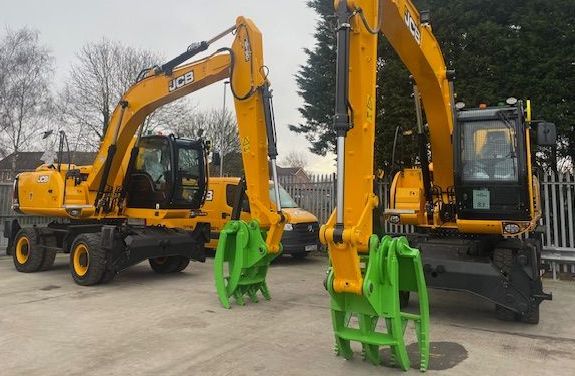 Click the grab for a video! JCB Wastemaster with RSL manual tined grab