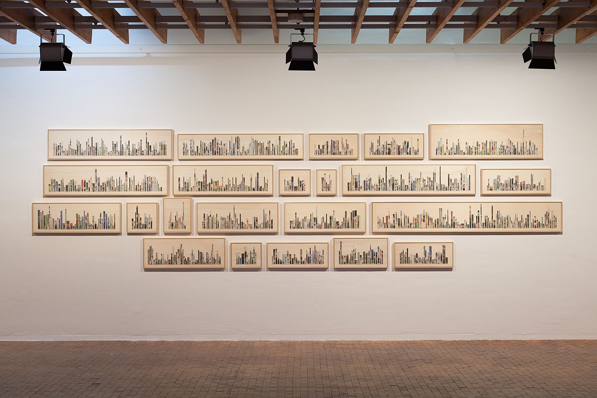 Ensemble ‚Die Nomen eines Monats‘: 22 Zeitungscollagen zu den Anfangsbuchstaben des Alphabets