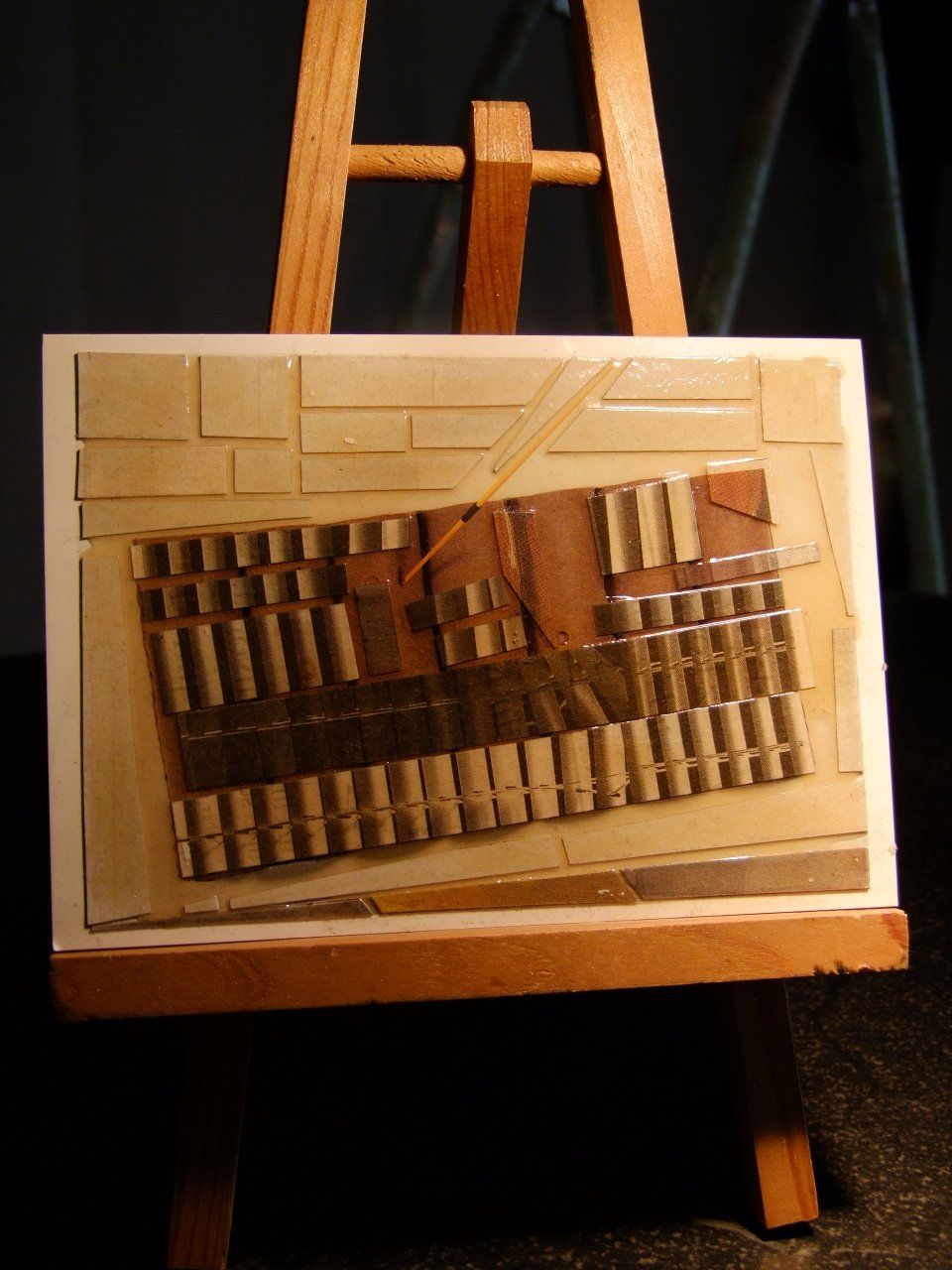 Lehrlingscollage „Beuys (kopiert)“ – Zeitungsfragmente überlagern eine Reproduktion von Joseph Beuys.