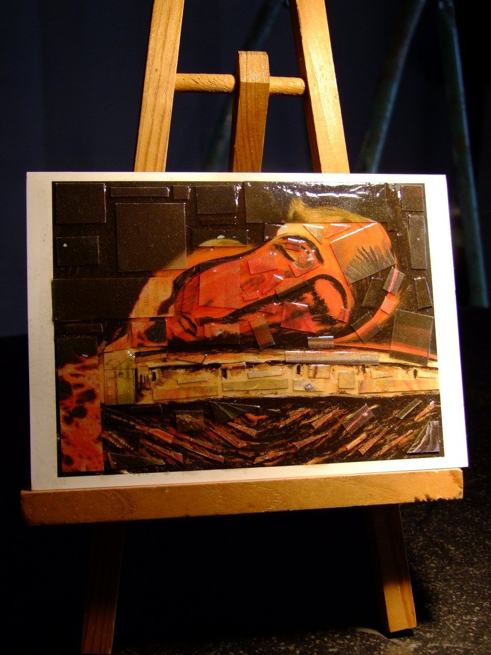 „Cucchi (kopiert)“ – Zeitungsstücke reagieren spielerisch auf Enzo Cucchis „Quadro Tonto“.