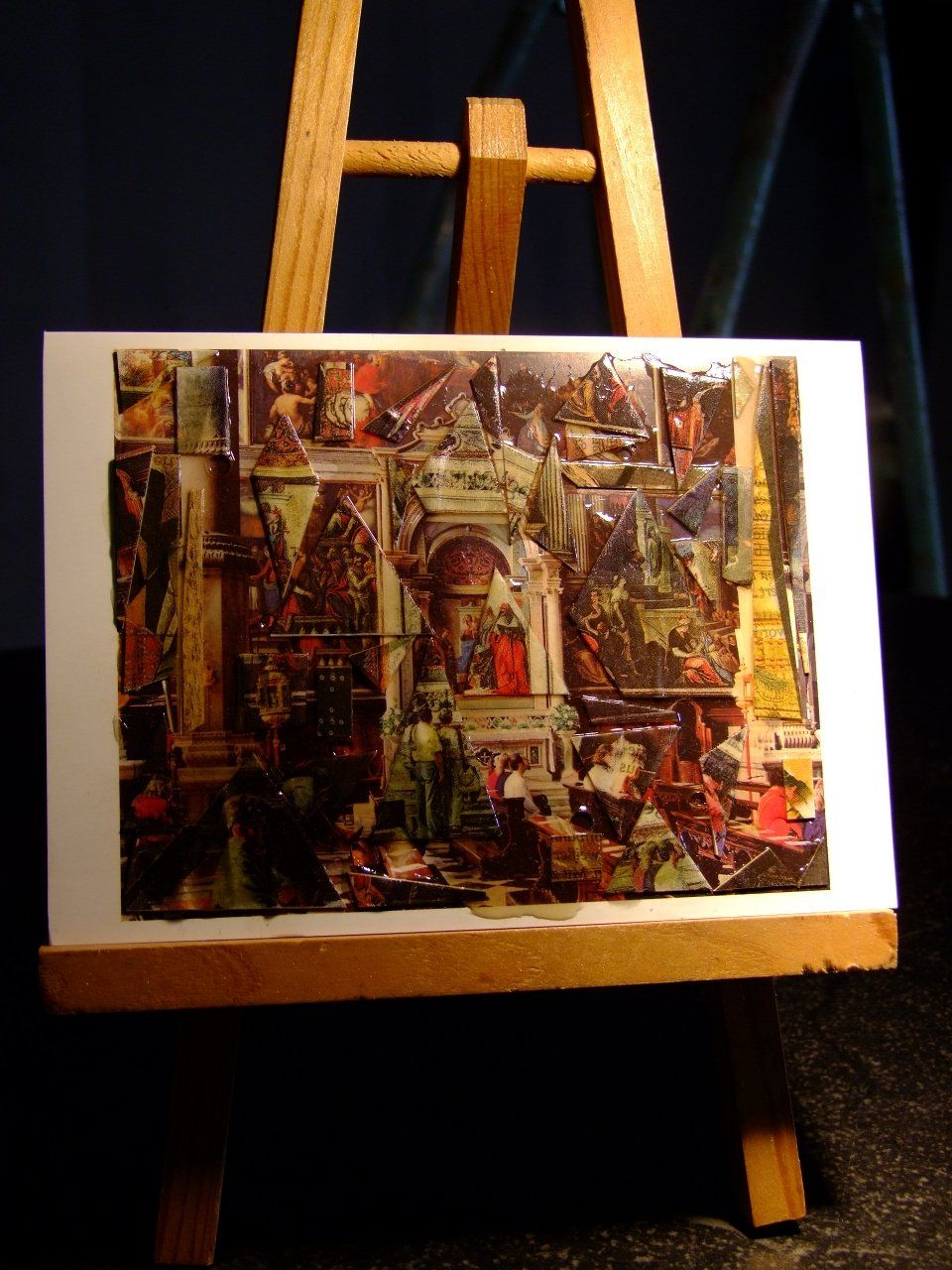 Collage über Thomas Struths „San Zaccaria“ mit aufgesetzten Papierfragmenten.