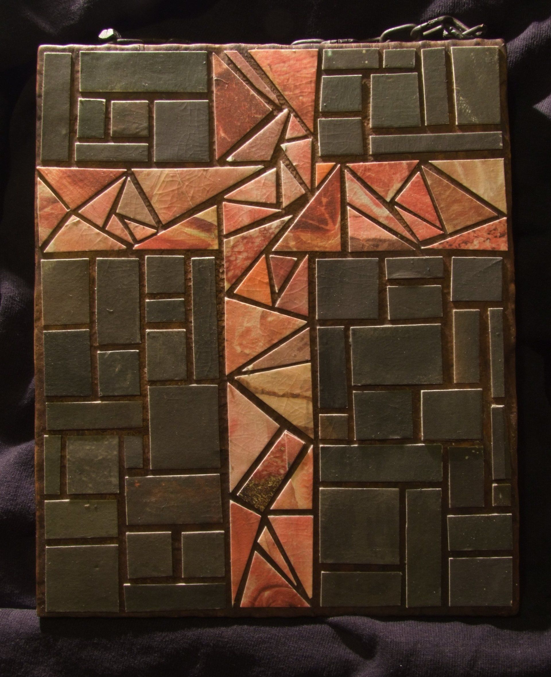 Kleine Fleischkreuz-Collage mit Mittelkreuz, dunklen Rechtecken und fleischfarbenen Dreiecken.