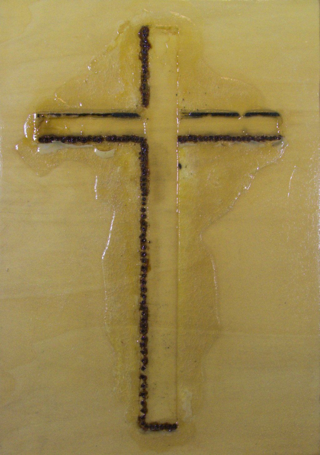 Ein gelbes Kreuz vor gelbem Grund.