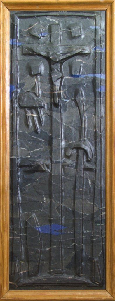 Schmales schwarzes Reliefkreuz mit glänzender, plastisch hervortretender Oberfläche.