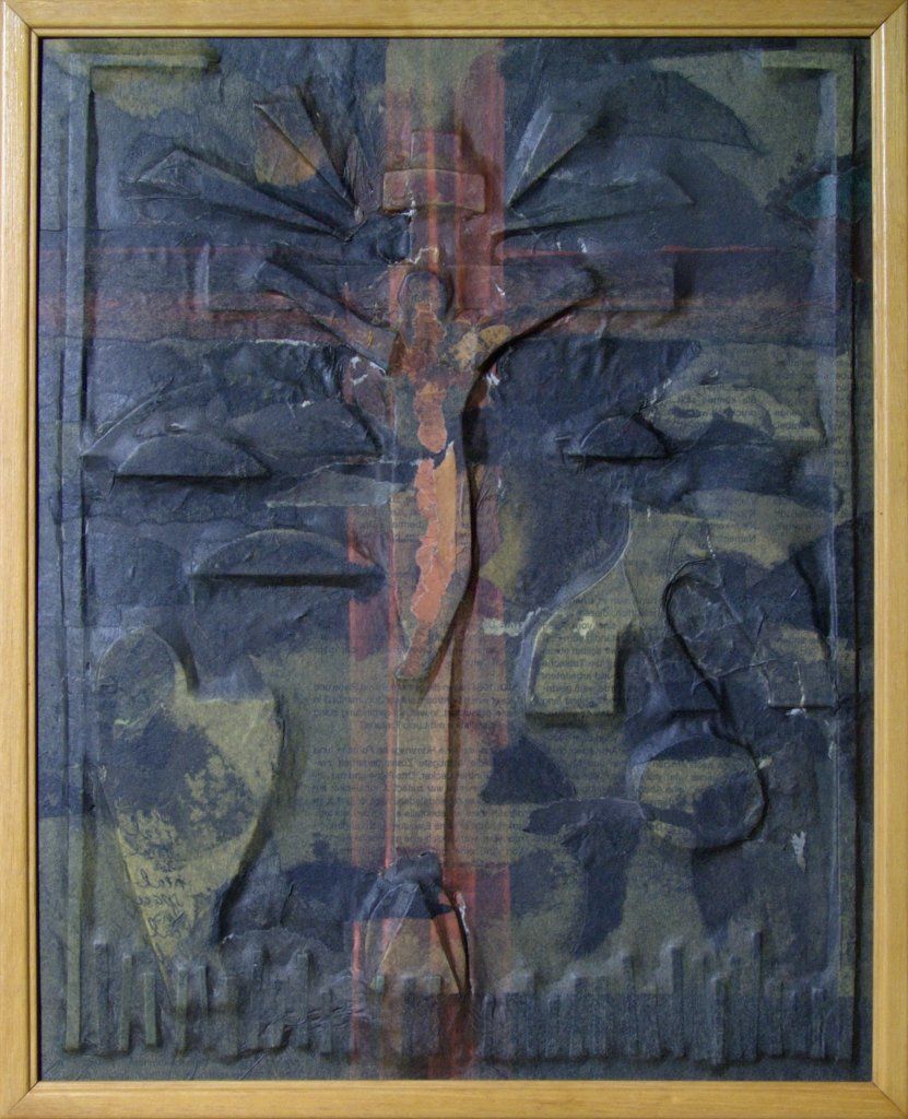 „Blasses Rotkreuz“ – längliches Reliefkreuz in zurückgenommenem Rot.