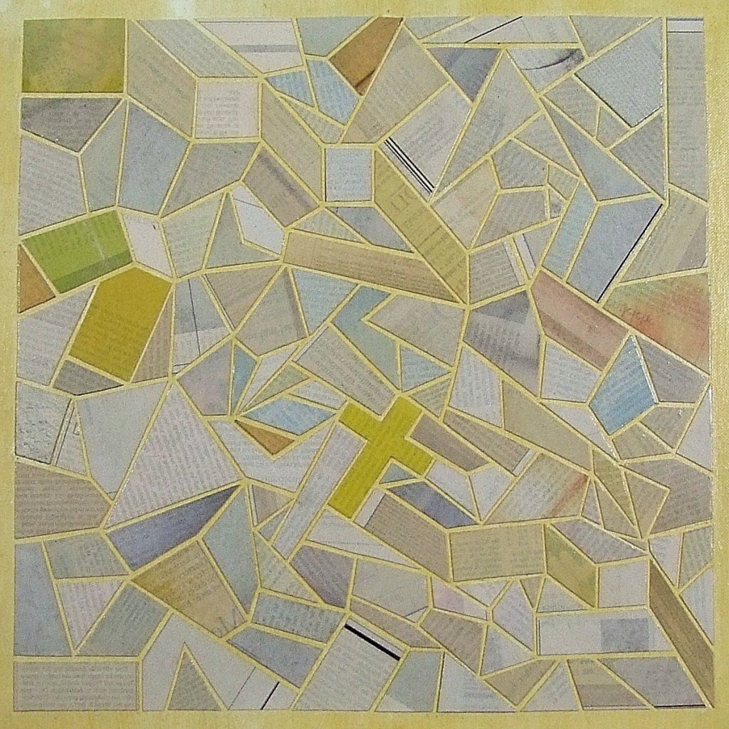 Ein gelbes Kreuz aus Zeitungspapier vor gelbem Grund aus Zeitungspapier.